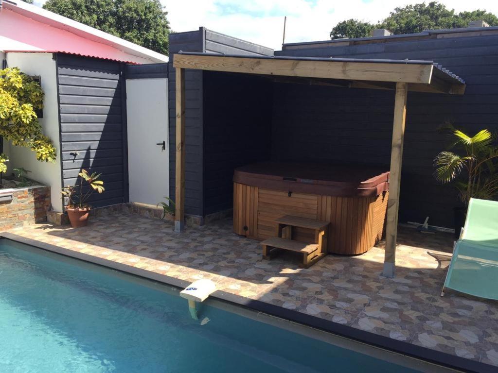 Nicole Residence Avec Piscine Chauffee & Jacuzzi Saint-Andre Bagian luar foto